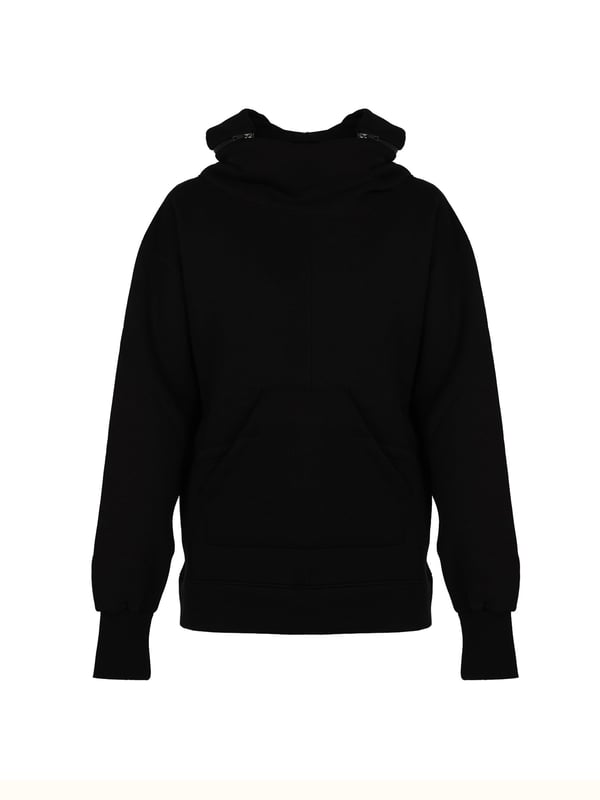 Nuestra sudadera de color sólido es la solución perfecta para aquellos que valoran la simplicidad y la elegancia en su vestimenta diaria, y su diseño minimalista hace que sea fácil combinarla con cualquier estilo.

El práctico capucha con cierre proporciona protección adicional contra el viento y la lluvia, al mismo tiempo que añade un carácter deportivo, lo que hace que esta sudadera sea una excelente elección para cualquier clima.

Los bolsillos dobles en el frente no solo añaden estilo, sino que también ofrecen mucho espacio para guardar pequeños objetos, como el teléfono, las llaves o la cartera, lo que hace que esta sudadera sea extremadamente funcional.

Los puños ajustables en las muñecas aseguran un ajuste perfecto y comodidad al llevarla, previniendo la entrada de aire frío, lo que hace que la sudadera sea ideal para días más fríos.

Fabricada en Italia - garantía de la más alta calidad de fabricación y atención al detalle, lo que hace que nuestra sudadera sea sinónimo de lujo y durabilidad, apreciado por todo amante de la moda.