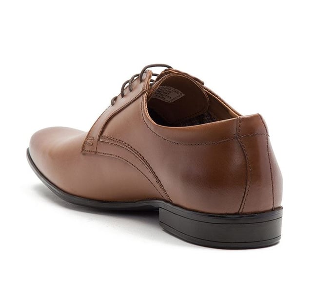 Step into your suiting in style with the Thomas Crick Ormond Leather Derby Shoes. Designed to offer a classic and contemporary look, built from premium leather uppers and hard wearing manmade soles.