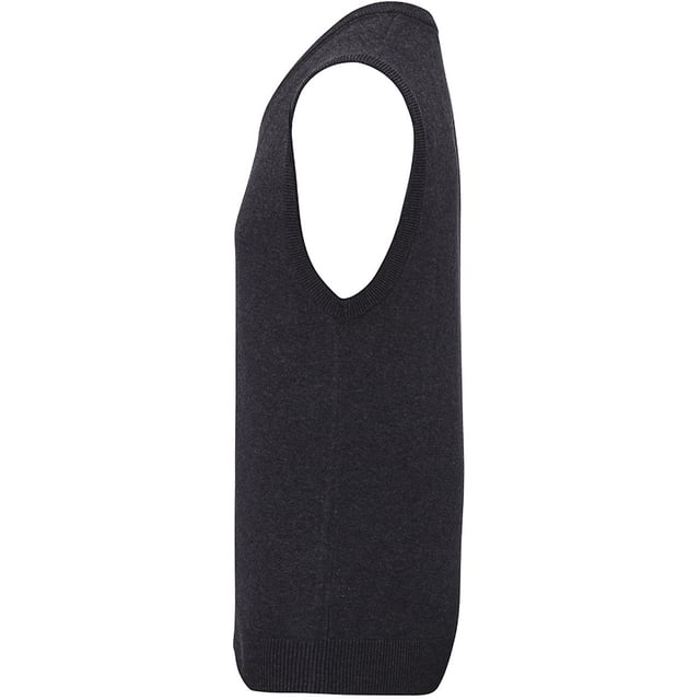 12 gauge. Katoenrijk. V-hals stijl. Ribhals en armsgaten. Diep geribde zoom. WRAP gecertificeerde productie. Alleen handwas. Materialen: 55% katoen/45% acryl.