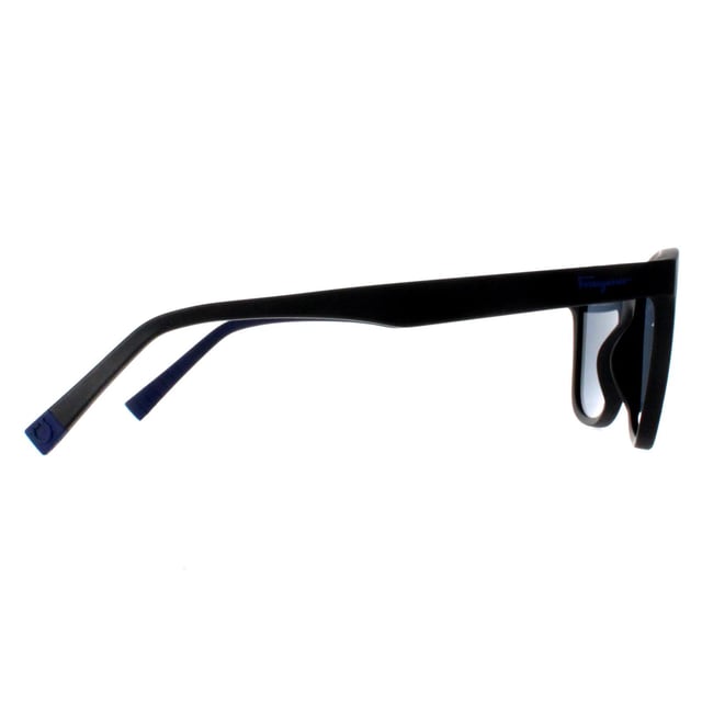 Las gafas de sol Salvatore Ferragamo SF998S 002 azul negro mate son una fusiÃ³n de elegancia atemporal y estilo contemporÃ¡neo. Elaboradas con meticulosa atenciÃ³n al detalle, estas gafas de sol presentan una elegante montura de acetato adornada con el emblemÃ¡tico logotipo de Salvatore Ferragamo, sÃ­mbolo de la rica herencia de la marca y de su impecable artesanÃ­a. Las elegantes lentes desprenden un encanto de inspiraciÃ³n retro al tiempo que ofrecen una magnÃ­fica protecciÃ³n contra los rayos UV, garantizando tanto estilo como funcionalidad.