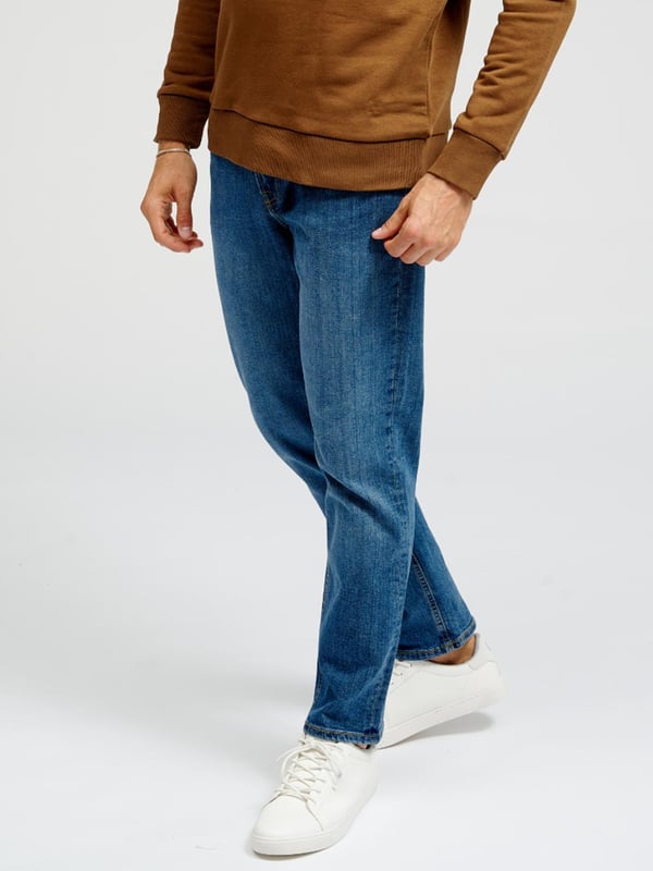 Gewone jeans van TeeShoppen  Deze jeans van TeeShoppen zijn zowel strak als comfortabel. Met jeans van TeeShoppen kun je je het hele jaar door vrij en comfortabel voelen. Een paar goede en comfortabele jeans is een must-have in elke garderobe. Hier zie je jeans in de kleur blauw. 
  Welke maat heeft de jeans?  Jeans kunnen worden geselecteerd in 36 verschillende maten. Bekijk en kies de maat onder "maat". De maten zijn aangepast voor mannen. 
  Over TeeShoppen  Bij TeeShoppen hebben we ons eigen productassortiment ontwikkeld. Het doel van ons assortiment is om je de mogelijkheid te geven om je garderobe te versterken met kleding die zowel basic als modern is. Maar ook al zijn de kleren basic, we hebben niet ingeboet op kwaliteit of ontwerp. De kledingstukken zijn gemaakt van luxe materialen die comfortabel zijn om te dragen en zijn ontworpen om te stylen voor elke gelegenheid. Wil je een tijdloze leverancier van mode voor zowel mannen als vrouwen? Dan is TeeShoppen de plek voor jou. We zijn specialisten in de verkoop van basic kleding. Je betaalt niet voor dure merken en kosten, maar alleen voor kwaliteit en service. En natuurlijk breiden we voortdurend ons assortiment uit in lijn met de mode, zodat je altijd moderne basic kleding bij ons kunt vinden.