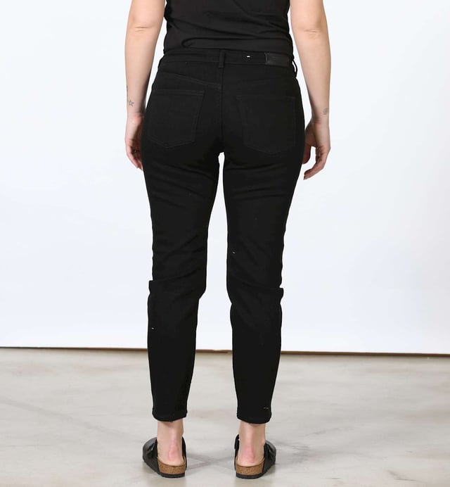 Especificaciones: Vaqueros de cintura alta, con bigotes para un look desgastado, confeccionados con una parte interior de la pierna un poco más corta Corte: Slim-fit La modelo lleva la talla: 28 Altura del modelo: 170 cm