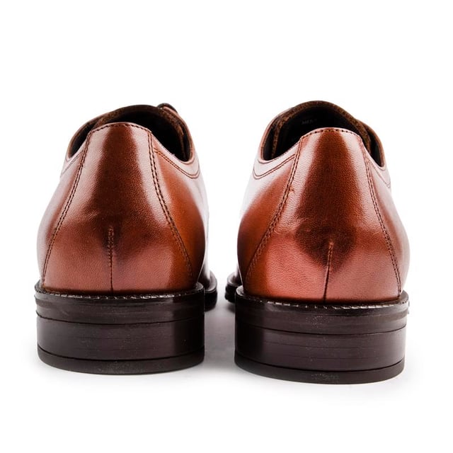 A True Classic That Will Never Go Out Of Style, The Modern Essentials Cap Toe Oxford Is Ready For The Boardroom Or A Night Out. Featuring Smooth Leather, Timeless Cap-toe Details, A Rubber Outsole For Sure-footed Grip.