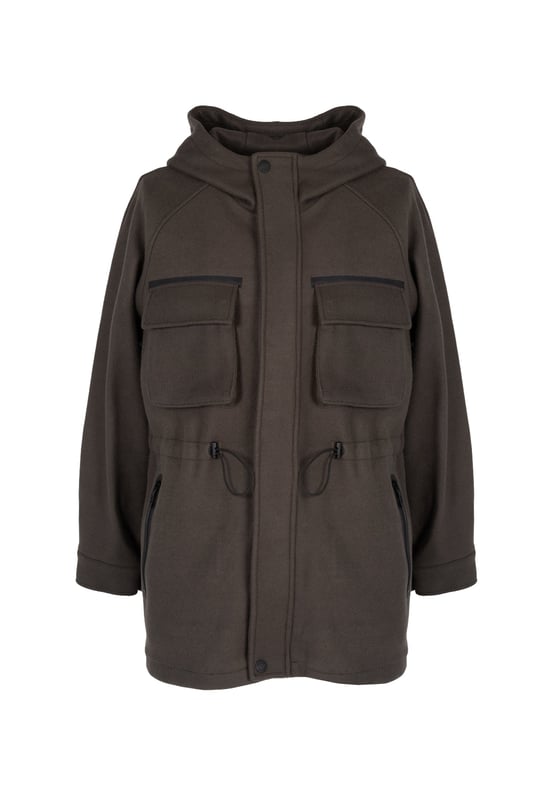 Een eenvoudige snit die perfect is voor elke situatie en stijl en comfort combineert.

Sluit met een rits en drukknopen voor extra bescherming tegen wind en kou en is snel aan en uit te trekken.

Met een capuchon die ideale bescherming biedt tegen regen en wind en praktisch comfort in alle weersomstandigheden.

Vier zakken aan de voorkant, waarvan twee met rits, zodat je kleine benodigdheden zoals sleutels, mobiele telefoon of portemonnee handig en veilig kunt opbergen.

De taille is verstelbaar met trekkoorden voor een perfecte pasvorm, benadrukt de taille en voegt elegantie toe.

De manchetten kunnen worden vastgemaakt met knopen, die individueel kunnen worden aangepast voor extra bescherming tegen de kou en comfort.

Gemaakt van hoogwaardige stof met wolinhoud, die duurzaamheid en weerstand tegen dagelijkse slijtage garandeert en de hele dag comfort biedt.