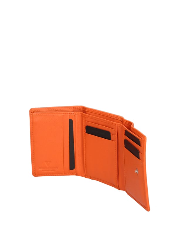 Cartera de hombre. El cierre es con botón de presión. Los bolsillos internos son tarjeteros y porta billetes. Los bolsillos externos son uno en la espalda con cremallera. Falta la correa para el hombro. Falta el mango. Hay un compartimento interno. El material exterior es 100% Piel Auténtica. Internamente está forrado en piel auténtica. Medidas: 11,5x9x2 cm. Producto de moda