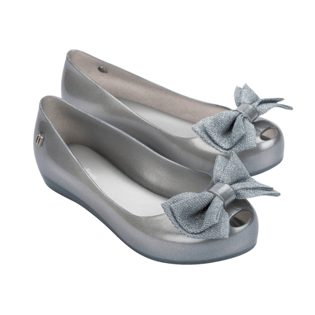 Add novelty and a touch of sweetness to your child's wardrobe! The Mini Melissa Ultragirl Sweet is back with a romantic bow adorning the upper. Comfort is a priority thanks to the Grenflex composition, and your mini will have her feet in the clouds.