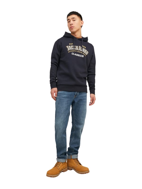Dieser Kapuzenpulli für Männer mit normaler Passform ist ein Muss im Kleiderschrank. Das Kapuzensweatshirt besteht aus gebürstetem Material mit einer weichen Innenseite, die es kuschelig und warm macht. Die Kapuze des Kapuzenpullis hat einen Kordelzug. Die Ärmel und der Bund sind mit Rippbündchen versehen. Der große Label-Print auf der Brust rundet das Design ab.