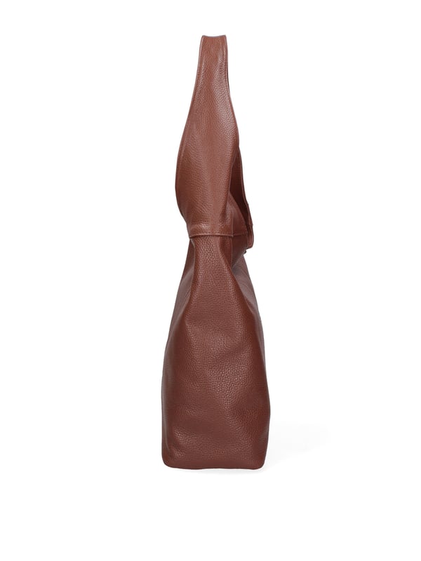 Bolso tipo cartera para mujer. El cierre es con cremallera. Los bolsillos internos son dos con cremallera y dos abiertos. Los bolsillos externos están ausentes. Falta la correa para el hombro. El mango es de piel. Hay dos compartimentos internos. El material exterior es piel auténtica tipo dólar. Internamente está forrado en tejido 70% algodón - 30% poliéster. Medidas: 39x55x13 cm. Hecho en Italia