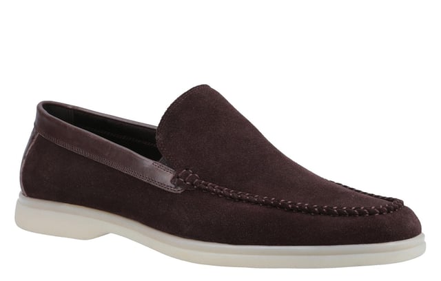 Hush Puppies Leon Leren Schoenen voor Mannen Stap in de moeiteloze zomerstijl met de Leon klassieke instappers. Gemaakt van zacht suède met een verfijnde leren kraagdetails, brengen deze schoenen elegantie in je casual garderobe. Het makkelijke instapontwerp zorgt voor snelle en comfortabele draagbaarheid, perfect voor dagen waarop je onderweg bent. Van binnen houdt een ademende textielvoering je voeten koel, terwijl de comfortabele leren binnenzool zorgt voor zachte ondersteuning. De flexibele en duurzame TPR-buitenzool biedt betrouwbare grip en duurzaamheid, waardoor de Leon instappers de ideale metgezel zijn voor avonturen in warm weer. - Suède leren bovenwerk - Instapontwerp - Verhoogde hak - Gevoerde voetbed - Duurzame zool - Hush Puppies merknaam