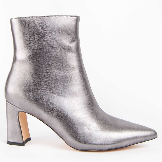 Women's ankle boots with heel. Comfortable fit. Cushioned natural leather insole. Manufactured by other brands for our brand. Approximate measurements: 7 cm heel, 17 cm high and 10 cm wide.