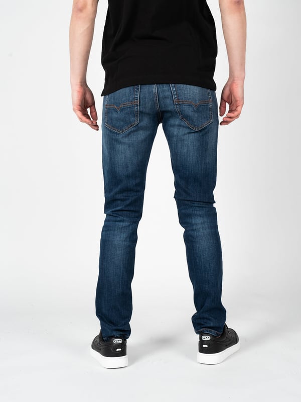 Slim Fit - Dieser Schnitt passt sich perfekt der Figur an, hebt ihre Vorteile hervor ohne zu stark zu drücken, was einen ganztägigen Tragekomfort gewährleistet.
Low Waist - Eine niedrige Taille sorgt dafür, dass die Jeans sich gut mit verschiedenen Stilen kombinieren lassen, von casual bis hin zu eleganteren, und verleiht Freiheit und ein modernes Aussehen.
Slim Leg - Enge Hosenbeine schaffen eine schlanke und verlängerte Beinoptik, was besonders in modischen, städtischen Outfits gewünscht ist.
Außergewöhnliche Knöpfe mit dem Logo der Marke sind nicht nur funktional, sondern auch ein subtiler, designerischer Akzent in deiner Kleidung.
Ein leicht zum Boden hin verjüngender Schnitt der Hosenbeine bewirkt, dass die Jeans perfekt mit verschiedensten Schuhtypen harmonieren, von Sneakern bis zu eleganten Schuhen.
Vorne drei Taschen, hinten zwei bieten Komfort und Platz für kleine Gegenstände, während sie gleichzeitig das klassische Aussehen der Hose bewahren.
Ein Patch mit dem Markennamen an der vorderen Tasche ist nicht nur ein Zeichen für Qualität, sondern auch ein markantes Element, das Charakter und Wiedererkennungswert zu deinem Outfit hinzufügt.
Aus hochqualitativem Stoff gefertigt, garantiert es die Langlebigkeit und Robustheit der Jeans sowie Tragekomfort durch seine Weichheit und Elastizität.