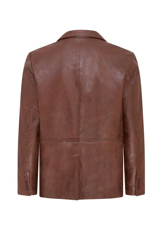 Una gran opción para crear un look sofisticado para ocasiones más formales, esta chaqueta blazer está confeccionada en nuestro cuero napa de grano completo de primera calidad. Con un solo pecho, dos botones y bolsillos con solapa ubicados en la cintura, esta chaqueta viene en el apreciado estilo tradicional. La chaqueta ha sido diseñada con una silueta delgada y se ajusta a la cintura para lograr el ajuste perfecto, con cuatro botones en cada puño abierto y una sola abertura en la parte trasera de la chaqueta también introducida para este propósito. Presentamos esta versión contemporánea del blazer clásico en combinaciones de colores negro y marrón para dos alternativas versátiles. • 100% cuero napa ultra suave de primera calidad • Blazer formal de un solo pecho con dos botones • 3 bolsillos externos y 2 internos • Cuatro botones en cada puño y una sola abertura en la parte trasera de la chaqueta