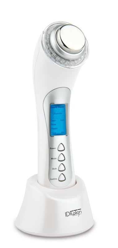 BEAUTY 5IN1 ULTRASONIC PHOTON & IONS 

Rejuvenecedor facial con iones. 

Elimina el acné y limpia los poros de la piel. Aumenta el riego sanguíneo y la oxigenación celular. Reafirma y tonifica la musculatura. Estimula la creación de vitamina D12 y de colágeno. Suaviza las arrugas y las líneas de expresión. 

- Microondas a 12.000 rpm que limpian las impurezas de la piel.

- Display LCD con indicador d funciones. 

- 5 niveles de ajustes.

- 3 colores diferentes en el cabezal.

- Luz azul: reduce la inflamación, elimina bacterias, el acné y las cicatrices. 

- Luz verde: efecto neutralizador, equilibrante y calmante. Ayuda al drenaje linfático y a la eliminación de edemas. 

- Luz roja: difumina las arrugas, repara la piel dañada y difumina las líneas de expresión. Cierra el poro y hace proliferar la proteína de colágeno.