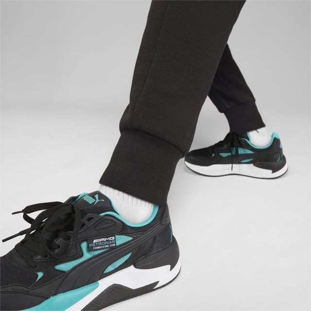 PRODUKTGESCHICHTE: Die Mercedes-AMG PETRONAS Sweatpants bilden in Kombination mit dem Kapuzensweatshirt ein elegantes, motorsport-inspiriertes Set. Inspiriert von der kraftvollen Seele des Teams, verfügen diese Sweatpants über Reißverschlusstaschen für sicheren Stauraum und kontrastierende Paspeln, die mit einem Mercedes-AMG PETRONAS Abzeichen und dem PUMA Cat Logo veredelt sind. DETAILS: Normale Passform; Internes Zugband; Reißverschlusstaschen für sicheren Stauraum; Kontrastierende Paspeln; Geschlossene Bündchen; Mercedes-AMG PETRONAS Abzeichen und PUMA Cat Logo.