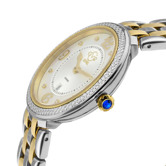 Con una larga y rica historia y deslumbrante con su encanto sutil, la Colección Verona de GV2 es lo mejor de lo que puede ser un reloj para mujer. Un toque suave y poderoso que deleita la vista, la Colección Verona es para el romántico que llevamos dentro. Al igual que la pintoresca ciudad del norte de Italia, los relojes Verona resisten el paso del tiempo utilizando el movimiento de cuarzo suizo. Brillantemente radiante pero discreto y mesurado, el elegante diseño presenta números en cursiva en las marcas 3, 6, 9 y 12, agregando toques suaves sobre una fabricación poderosa. El bisel de corte de diamante de 37 mm contiene una esfera de madreperla con 8 impresionantes diamantes en el dial protegidos por un cristal de zafiro antirreflectante, completando un diseño que inspiraría a Shakespeare. En la bella Verona, mientras el romance lidera, la construcción evoca un pasado antiguo que es decididamente moderno. Adornado con una corona estriada de extracción en piedra cabujón azul, un guiño a la ciudad junto al río, cada reloj Verona está asegurado con una pulsera trenzada y hebilla desplegable que hacen honor a las antiguas ruinas romanas y a la impresionante arquitectura medieval. Ya sea paseando por la plaza, disfrutando de una ópera en el anfiteatro o visitando el mini coliseo, la Colección Verona de GV2 inspira el amor a primera vista.

Reloj GV2 12903B para mujer con diamantes suizos Verona
Reloj de cuarzo suizo para mujer de la Colección Verona de GV2
Caja de bisel cortado de diamante de acero inoxidable/IPYG bicolor de 37mm
8 diamantes en esfera de madreperla blanca, índices dorados
Corona estriada de extracción con piedra cabujón azul
Pulsera bicolor de acero inoxidable/IP dorado con hebilla desplegable
Cristal de zafiro antirreflectante
Resistente al agua hasta 50 metros/5ATM
Movimiento de cuarzo suizo Ronda 784