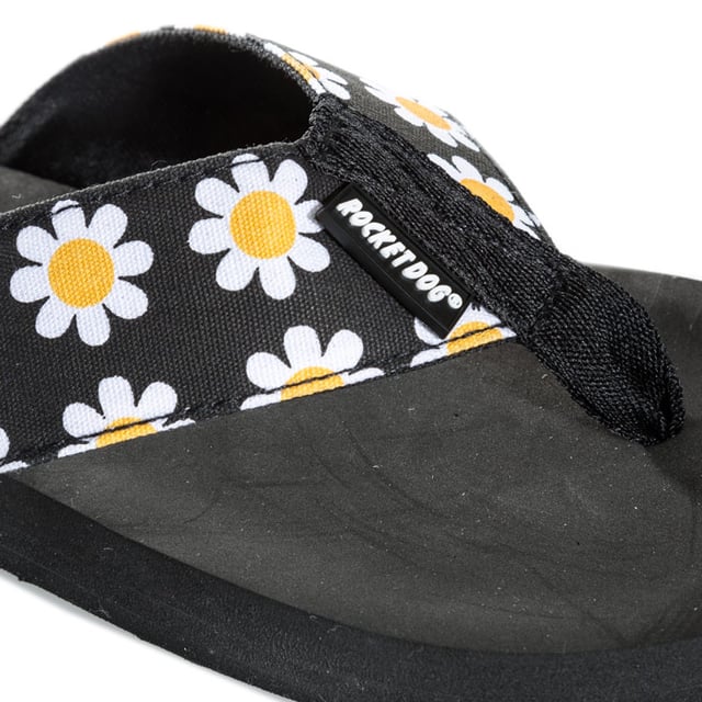 Sandalias negras Rocket Dog Adios Daisy para mujer, confeccionadas en textil y suela de goma. Presentan diseño de margaritas, tira para la puntera y la marca Rocket Dog.