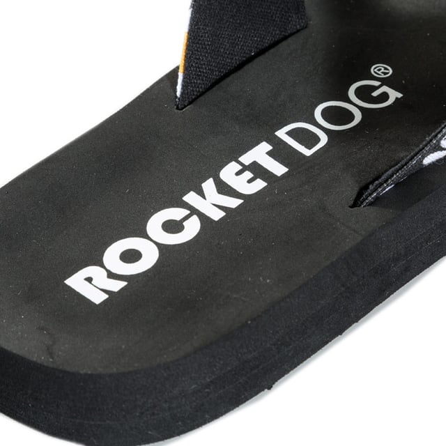 Sandalias negras Rocket Dog Adios Daisy para mujer, confeccionadas en textil y suela de goma. Presentan diseño de margaritas, tira para la puntera y la marca Rocket Dog.