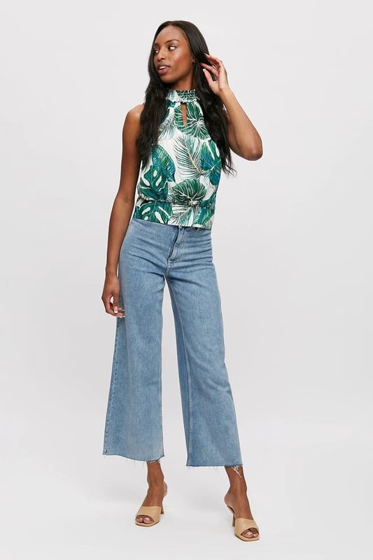 Looking for statement style? Go for this Ivory Tropical Sleeveless top from Dorothy Perkins. This colourful sleeveless blouse is fun and comfy for warm summer days. A bright tropical floral print lightweight fabric, perfect for hot weather and summer holidays.
Fit: Relaxed, Sizing: As expected