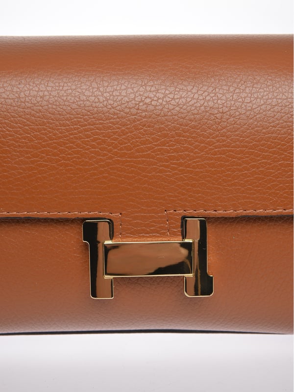 Crossbody tas
100% rundleer
Ritssluiting aan de bovenkant
Voorflap over magnetische sluiting
Afmetingen : 15x20x7 cm
Schouderriem: 112 cm verstelbaar