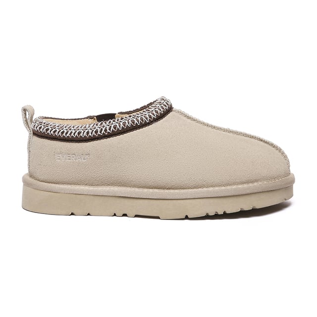 Verhoog uw casual stijl moeiteloos met Wigeon Pantoffels, vervaardigd voor comfort en duurzaamheid met een waterafstotende coating om u stijlvol gezellig te houden in elke omgeving, van binnen tot buiten.