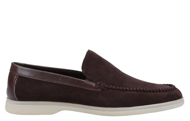 Hush Puppies Leon Leren Schoenen voor Mannen Stap in de moeiteloze zomerstijl met de Leon klassieke instappers. Gemaakt van zacht suède met een verfijnde leren kraagdetails, brengen deze schoenen elegantie in je casual garderobe. Het makkelijke instapontwerp zorgt voor snelle en comfortabele draagbaarheid, perfect voor dagen waarop je onderweg bent. Van binnen houdt een ademende textielvoering je voeten koel, terwijl de comfortabele leren binnenzool zorgt voor zachte ondersteuning. De flexibele en duurzame TPR-buitenzool biedt betrouwbare grip en duurzaamheid, waardoor de Leon instappers de ideale metgezel zijn voor avonturen in warm weer. - Suède leren bovenwerk - Instapontwerp - Verhoogde hak - Gevoerde voetbed - Duurzame zool - Hush Puppies merknaam