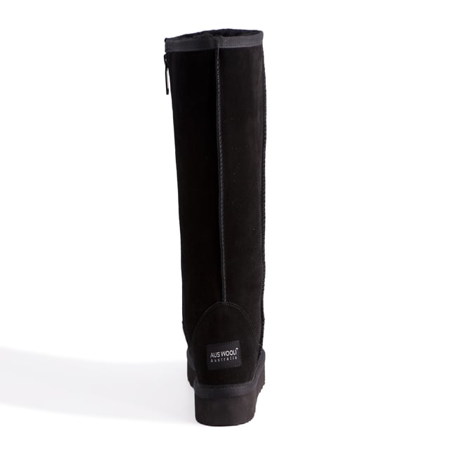 Aus Wooli "Newton" Australia Tall Zip, Schwarz DETAILS
Modischer hoher Reißverschluss-Stiefel - für bequemen Tragekomfort
Obermaterial aus Wildleder - wasserabweisend
Weiches Futter aus echtem australischem Schafsleder und Wolle
Nachhaltig beschafft und umweltfreundlich verarbeitet
Einzigartige geformte Einlegesohle mit Stützfunktion - mit Schaffell gefüttertes Fußbett - extrem bequem
Gummi-Laufsohle aus einer hochdichten EVA-Mischung - leichter, weicher und langlebiger
Lange Länge für hervorragende Wärme
Doppelte Nähte und verstärkte Ferse
YKK-Qualitätsreißverschluss
Schafsfell ist atmungsaktiv und hält die Füße im Winter warm und im Sommer kühl