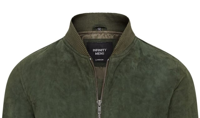Wir pr�sentieren die Varsity-Bomberjacke aus Wildleder f�r Herren, eine verfeinerte Version der klassischen MA-1-Fliegerjacke. Diese Jacke besteht aus 100 % weichem Ziegenwildleder und bietet au�ergew�hnliche Haltbarkeit und einen geschmeidigen Fall. Die sichtbare Rei�verschlussfront verf�gt �ber einen breiten Steppstich-Rei�verschlusssteg, erg�nzt durch Rippenstrickkragen, -b�ndchen und -saum f�r zus�tzliche W�rme und eine schlanke Silhouette. Mit vier Taschen � zwei an der Taille und zwei innen, darunter eine sichere Rei�verschlusstasche � kombiniert diese komplett gef�tterte Jacke nahtlos Stil und Funktionalit�t. � Aus 100 % weichem Ziegenwildleder f�r Haltbarkeit und Komfort � Sichtbarer Rei�verschluss vorne mit Steppstich-Rei�verschlusssteg � Rippenstrickkragen, -b�ndchen und -saum zur Isolierung � Vier Taschen: zwei an der Taille und zwei innen, eine mit Rei�verschluss � Komplett gef�tterte Innenseite f�r zus�tzliche W�rme und Komfort