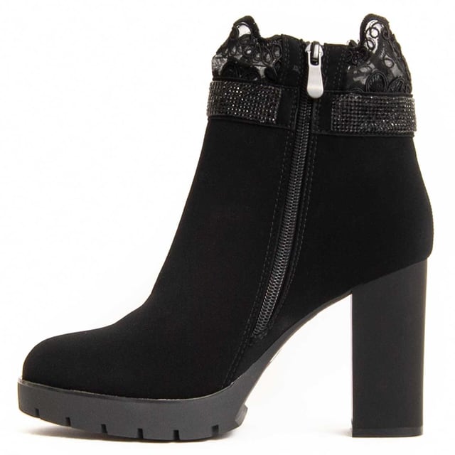 Heeled ankle boots for women. Comfortable fit. Made with vegan materials. Made by other brands for our brand. Approximate measurements: 10 cm heel, 2 cm platform, 13 cm shaft height, and 10 cm shaft width.
