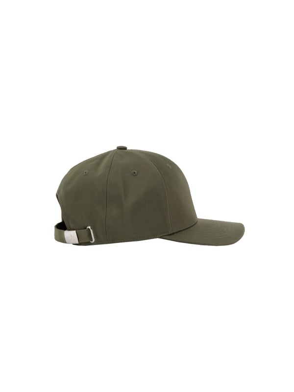 Diese Herren-Basecap vereint Stil und Funktionalität für jeden Anlass. Das markante 3D-Logo auf der Vorderseite verleiht ihr eine moderne und hochwertige Optik. Mit einer stufenlos verstellbaren Metallschnalle lässt sich die Cap individuell anpassen und sorgt für einen perfekten Sitz. Ziernähte auf dem Schirm unterstreichen das detailreiche Design und machen die Cap besonders langlebig. Bestickte Luftlöcher sorgen für eine optimale Luftdurchlässigkeit, damit Sie auch an warmen Tagen einen kühlen Kopf bewahren. Ein vielseitiges Accessoire, das jedem Outfit eine sportlich-elegante Note verleiht. Ideal für den Alltag, Freizeit oder sportliche Aktivitäten.