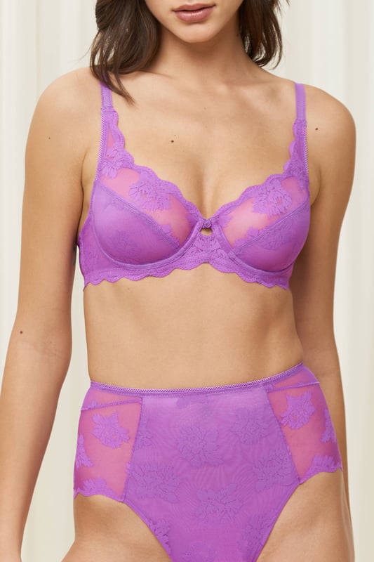 Amourette 300 Summer High Apex Bra. With non-padded cups, stretch lace and embroidered lace. The product is recommended as hand-wash only.
