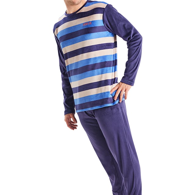 Descubre el confort y la elegancia del pijama para caballero de Munich.

Diseñado en lujoso terciopelo, este pijama hombre invierno es perfecto para disfrutar de las noches frías con un toque de sofisticación. Su suave textura proporciona una calidez excepcional, ideal para relajarte en casa.

El conjunto incluye una camiseta de manga larga que destaca por su diseño moderno, adornada con gráficos de la marca.

Por otro lado, los pantalones cuentan con una cintura elástica ajustable que garantiza un ajuste perfecto y libertad de movimiento. Además, están diseñados con prácticos bolsillos laterales, ideales para llevar tus objetos esenciales mientras disfrutas de momentos de relajación.

Las costuras vistas a tono añaden un detalle sutil pero elegante.

Añade un toque de lujo a tus noches con este pijama de terciopelo que redefine la relajación.
 Composición: Camiseta: 95% Poliéster, 5% Elastano; Pantalón:  95% Poliéster, 5% Elastano.
 Cuidados:
-Lavar en un ciclo suave.
-Siempre usar agua fría o tibia. 
-No usar secadora. Es mejor secarlo al aire. 
-Si es necesario, planchar a temperaturas bajas.
-No usar blanqueadores.