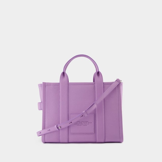 Twee handgrepen en een afneembare verstelbare schouderriem. Dubbele draagriem - twee handgrepen en een afneembare verstelbare schouderriem. Materiaal: generfd kalfsleer. Voering: katoen. Kleuren: PURPLE - WISTERIA. Generfd kalfsleer. Sluiting: klep met magnetische sluiting. Interieur: één zak met rits. Width: 15. Height: 27. Length: 33.5.