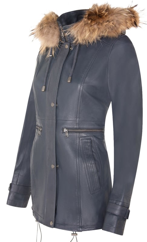 Verhoog je winterstijl met ons leren damesparkajack, een perfecte mix van minimalistische verfijning en warmte. Deze jas is gemaakt van 100% premium, ultrazacht nappaleer en biedt zowel luxueus comfort als een tijdloze uitstraling. Dit is wat hem onderscheidt:  
 Afneembare, met bont gevoerde capuchon: De jas wordt geleverd met een met bont gevoerde capuchon, die zorgt voor warmte en comfort tijdens de winter terwijl het een stijlvol tintje toevoegt aan het algehele ontwerp. 
 Knoopsluiting: In plaats van de typische ritssluiting heeft deze jas een een knoopsluiting over de YKK-ritssluiting, waardoor een meer klassieke en verfijnde esthetiek ontstaat. 
 Verstelbare gespen: Gespen op de manchetten zijn toegevoegd verstelbaarheid, waardoor je de pasvorm kunt aanpassen en ervoor kunt zorgen dat de mouwen ademend blijven voor langdurig comfort. 
 Verlengde tailleritsen: Twee verlengde horizontale ritsen Ritsen lopen over de taille, bieden voldoende opbergruimte en voegen een moderne twist toe aan het ontwerp van de parka. 
 Hoge trechterkraag: De hoge trechterkraag kan worden vastgemaakt met een YKK-rits over de volledige lengte, die extra bescherming biedt tegen kou en wind.  Met zijn strakke en minimalistische ontwerp is deze leren damesparka een veelzijdige toevoeging aan je wintergarderobe, waarbij mode en functionaliteit moeiteloos worden gecombineerd