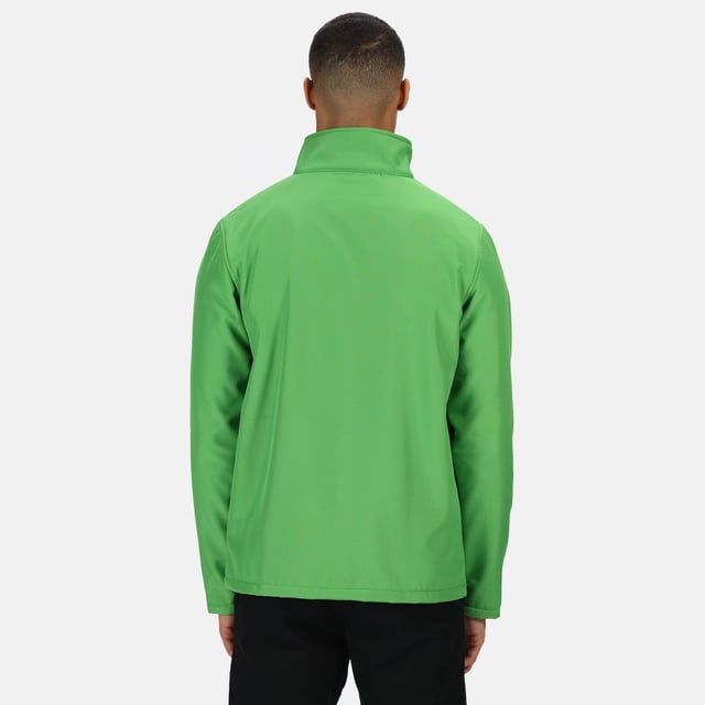 100% Polyester. Warm gewebte Softshell-Jacke. Bedruckbarer Softshell-Stoff. Windabweisendes Membrangewebe. Dauerhaft wasserabweisendes Finish. Innere Reißverschlussabdeckung, 2 untere Taschen und verstellbarer Kordelsaum.