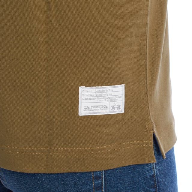 Polo de manga corta para hombre La Martina.

Una pieza clásica con un toque moderno, este polo de La Martina combina comodidad y detalles exclusivos. Diseñado para hombres que valoran la calidad y un estilo casual sofisticado.

Detalles:

- Elaborado en tejido de piqué elástico, que ofrece flexibilidad y transpirabilidad para mayor comodidad.
- Cuello de polo con cierre de dos botones.
- Bordado distintivo de La Martina en el pecho.
- Etiqueta decorativa en la parte posterior.
- Mangas cortas con ribete en contraste.
- Corte de ajuste regular que proporciona una silueta cómoda y favorecedora.

Este polo de La Martina es una pieza esencial para el guardarropa de cualquier hombre. Su diseño clásico, combinado con detalles modernos, lo convierte en una prenda versátil y cómoda, perfecta para destacar con estilo en el día a día.  
Composición: 95% algodón, 5% elastano.  
Cuidado:  
- Lavar a un máximo de 30°C en ciclo delicado.  
- No usar blanqueador ni productos para blanquear.  
- Planchar a baja temperatura, evitando el bordado para no dañarlo.  
- No usar secadora.
