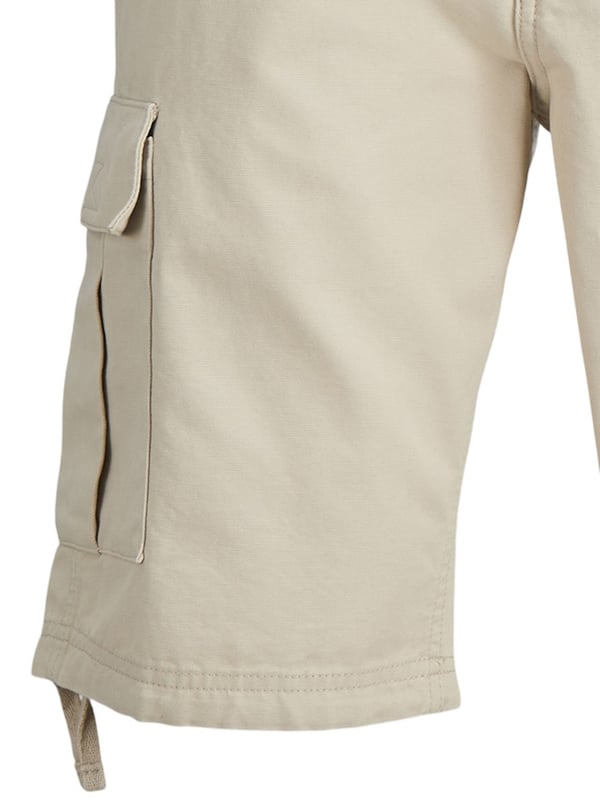 Diese knielangen Herren-Cargo-Shorts im entspannten Relaxed Fit vereint lässigen Stil mit Funktionalität. Der robuste Stoff macht sie strapazierfähig und perfekt für Abenteuer, während Reißverschluss und Knopf sicheren Halt geben. Die praktischen Cargotaschen bieten reichlich Platz für unterwegs, ergänzt durch seitliche Eingrifftaschen und Gesäßtaschen für zusätzliche Aufbewahrung. Gürtelschlaufen erlauben vielseitige Styling-Möglichkeiten, und der Tunnelzug an den Beinabschlüssen ermöglicht eine individuelle Passform. Diese Shorts bieten nicht nur hohen Tragekomfort, sondern auch einen vielseitigen Look, der jeden Sommertag perfekt abrundet.