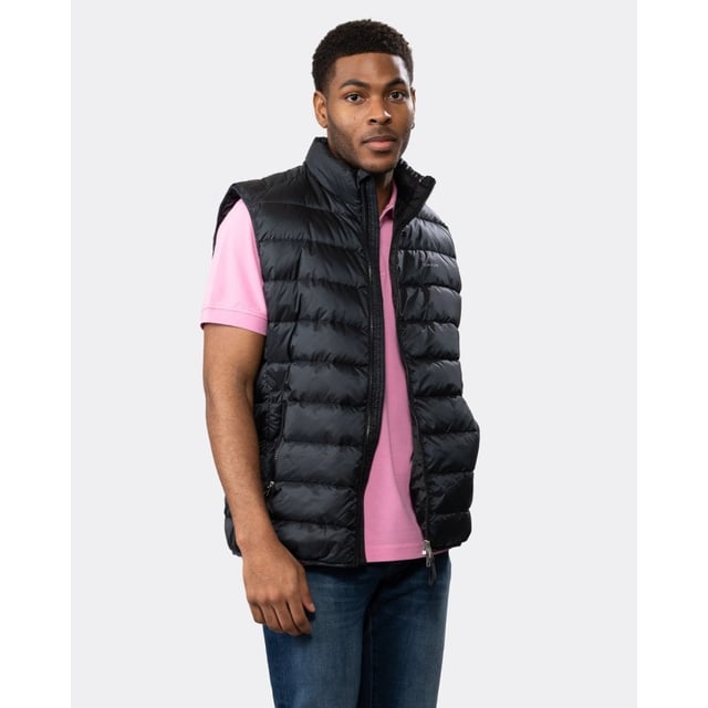 Crafted in a lightweight recycled polyester with a water-repellent finish, this Light Down Vest adds a perfect layer of warmth when the temperatures suddenly drop. With a length that falls slightly above the hips, interior zip and patch pockets and its straight channel quilting, this vest is a must-have for cooler mornings or evenings out after sundown.
Regular fit  Printed logo at chest  Water-repellent  Fully lined
Shell - Recycled Polyester 100%, Lining - Recycled Polyester 100%, Padding - Down 90%, Feathers 10%
7006299