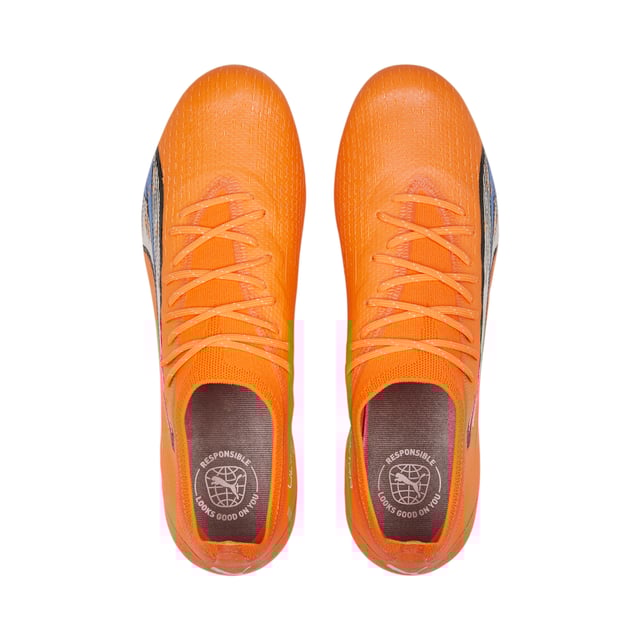 PRODUKTTITEL: ULTRA - Nicht einmal du wusstest, dass du so schnell sein kannst. Verwandle Sekunden in Rekorde mit dem ULTRA ULTIMATE Fußballschuh. Leichter bedeutet schneller, sodass das ULTRAWEAVE-Obermaterial jedes Gramm und jede Sekunde zählt. Die SPEEDPLATE-Sohlenkonstruktion mit doppelter Dichte ist inspiriert von PUMAs Lauftradition (schnell), besteht aus leistungsstarkem PEBA-Material (leicht) und ist optimiert für Geschwindigkeitsstabilität und Antrieb (fantastisch). Ultra-leicht. Ultra-schnell. ULTRA ULTIMATE. MERKMALE & VORTEILE: Recycelte Materialien: Das Obermaterial dieses Schuhs besteht zu mindestens 20 % aus recycelten Materialien als Schritt in eine bessere Zukunft. ULTRAWEAVE: Ultra-leichtes, entwickeltes Gewebe mit einem strukturierten 4-Wege-Stretch, das Gewicht und Reibung reduziert. Designed für Athleten, die Geschwindigkeit und Stärke erhöhen möchten. PWRTAPE: Zielgerichtete Verstärkung des Obermaterials für Unterstützung und Haltbarkeit. SPEEDPLATE: Sohle mit doppelter Dichte für maximalen Grip und Antrieb. DETAILS: Leichte, herausnehmbare Innensohle mit NanoGrip-Technologie verhindert das Verrutschen des Fußes im Schuh. MxSG: Gemischte weiche Bodenlaufsohle, geeignet für den Einsatz auf weichen natürlichen Oberflächen.