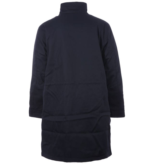 Enfréntate a los elementos con estilo con la chaqueta Fred Perry. Este elegante abrigo está diseñado para lucir genial con casi cualquier conjunto. Haz una declaración con una chaqueta que luce genial y te mantiene protegido de los elementos., Abrigo azul Fred Perry, 100% poliéster, cierre de cremallera central, 2 bolsillos con cierre de botón, solapa cortavientos, corte estándar, se ajusta a la talla real, insignia de la marca en el frente izquierdo del pecho, abrigo azul marino