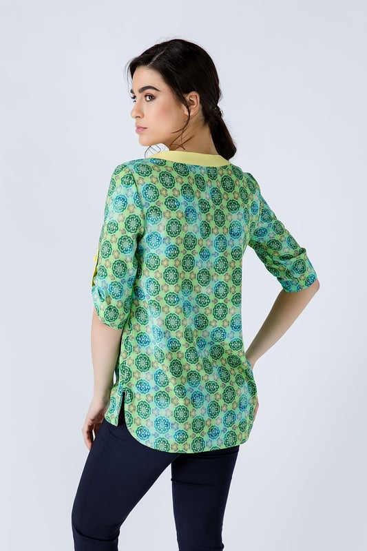 Print top in woven poplin fabric, 100% viscose. ? length sleeves. Round neckline with V opening underneath with a placket with 3 yellow plastic buttons. Yellow  georgette trim at the neckline and placket. Yellow woven georgette tab and yellow button on the sleeves for rolling up.  Rounded uneven hemline which is 6cm longer in the back. Slits at the sides. Our model is 172cm and is wearing size 36/S. Measurements for size 36 (in cm): Shoulder -39; Chest-48; Waist-50; Bottom-58; Sleeve length-35; Body length-67. Loose fit. 100%VISCOSE