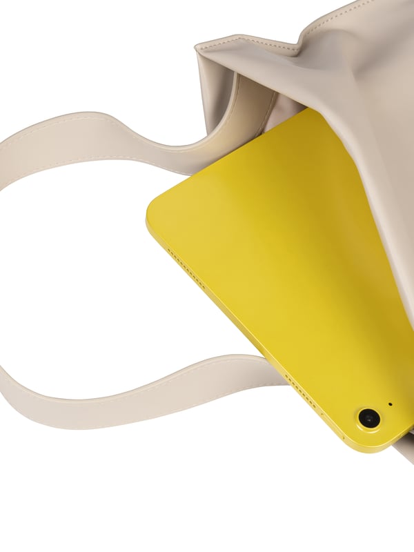 Bolso bandolera para mujer. El cierre es con imán. Los bolsillos internos son uno abierto. Los bolsillos externos están ausentes. Falta la correa para el hombro. El mango es de tereftalato de polietileno reciclado. Hay un compartimento interno. El material exterior es tereftalato de polietileno reciclado. Internamente es tereftalato de polietileno reciclado. Medidas: 30x32x1 cm. Producto de moda
