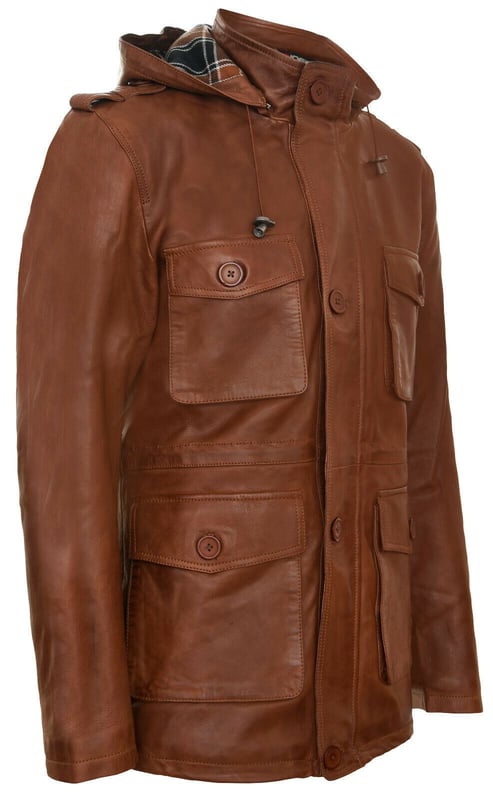 Een prachtig getailleerd warm leren jack gemaakt van zacht soepel nappaleer. Deze jas heeft een YKK-ritssluiting die wordt overlapt door knopen voor extra comfort. TA prachtig getailleerd warm leren jack gemaakt van zacht soepel nappaleer. Deze jas heeft een YKK-ritssluiting die wordt overlapt door knopen voor extra comfort. Om de koude wind buiten te houden, heb je een hoge kraag met trechterhals. Daarnaast is er een afneembare capuchon die een extra laag comfort en isolatie toevoegt. Voor extra functionaliteit is deze jas voorzien van vier externe zakken. Om de koude wind op afstand te houden, heeft u een hoge kraag met trechterhals. Daarnaast is er een afneembare capuchon die een extra laag comfort en isolatie toevoegt. Voor extra functionaliteit is deze jas voorzien van vier externe zakken.