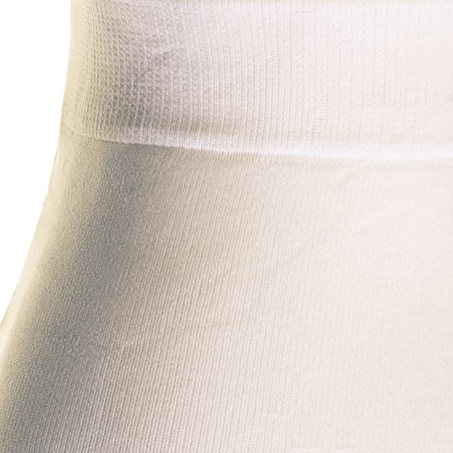 Media panty de microfibra con acabado opaco, diseñada para brindar estilo y durabilidad. 

Cuenta con puntera y braga reforzadas, ofreciendo mayor resistencia y comodidad en las zonas de mayor desgaste. 

La textura suave y elástica de la microfibra se adapta perfectamente a la forma de las piernas, proporcionando una cobertura uniforme y un ajuste seguro.

La pretina cómoda asegura que se mantenga en su lugar sin dejar marcas, permitiendo libertad de movimiento y confort durante todo el día. 

Ideal tanto para el uso diario como para ocasiones especiales, aportando un toque de elegancia y sofisticación a cualquier conjunto.
 Composición: 93% Poliamida, 7% Elastano
 Cuidados:
- Lavar a mano.
- No usar lejía.
- No usar secadora.
- No planchar.
- No lavar en seco.