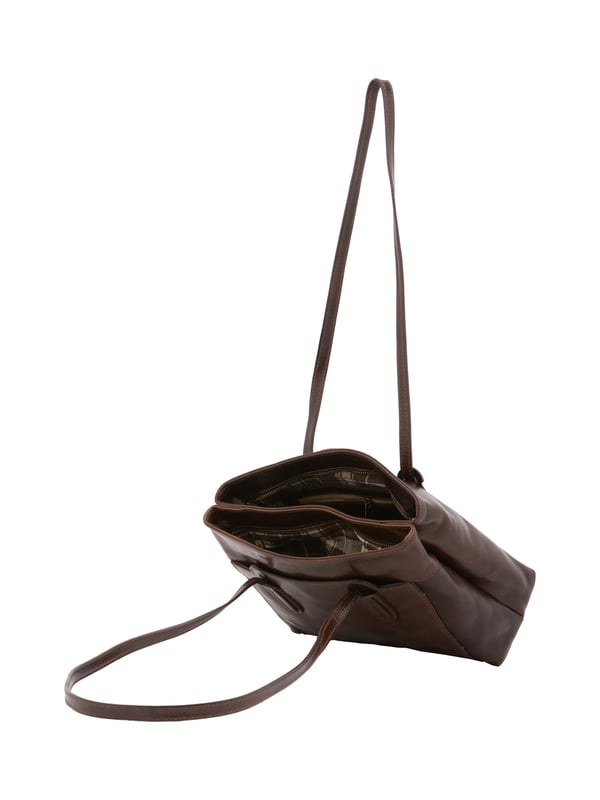 Bolso bandolera para mujer. El cierre es con cremallera. Los bolsillos internos son uno con cremallera. Los bolsillos externos son un frente abierto. Falta la correa para el hombro. El mango es de piel. Hay dos compartimentos internos. El material exterior es auténtica piel de vacuno. Internamente está forrado en algodón. Medidas: 23x30x12 cm. Hecho en Italia