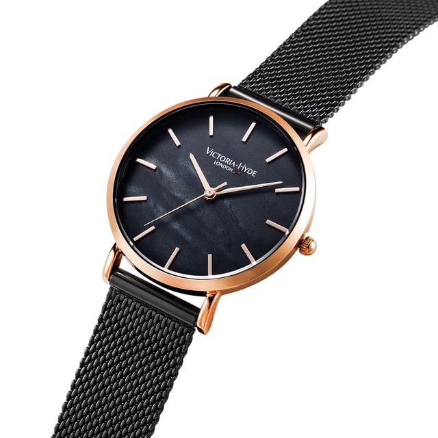 Die Uhr Seven Sisters black rose gold von Victoria Hyde London ist eine klassische Unisex-Uhr mit einem zeitlosen Design. Das roségoldfarbene Gehäuse ist die perfekte Ergänzung zum schwarzen Uhrenarmband und dem minimalistischen schwarzen Zifferblatt. Optimal kombinierbar mit jedem Outfit, ist diese Uhr der perfekte Begleiter für Tag und Nacht und somit ein echtes Must-Have für alle Uhrenträgerinnen.
Uhrwerk：Miyota 2035
Glas：Mineralglas
Material Uhrenarmband：Edelstahlgewebeband
Material Zifferblatt: Perlmutt
Gehäuse-Durchmesser： 33mm
Gehäusedicke：7.6mm
Wasserdicht：3 atm
Armband Länge：200mm
Breite des Uhrenarmbands: 16 mm
