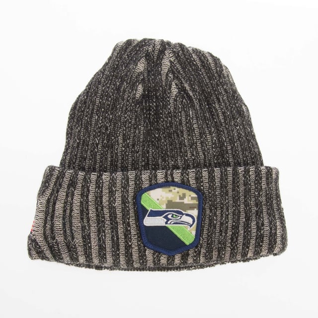 Mens New Era Seattle Seahawks NFL Salute to Service Bobble Knit Hat in black.- Turned hem.- Knitted.- Embroidered branding.- 100% Acrylic.- Ref: 60423708