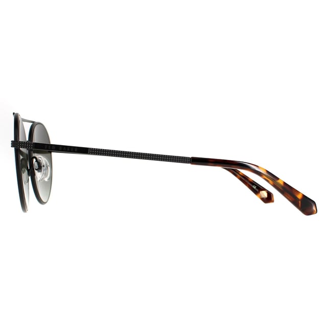Las gafas de sol Ted Baker Round unisex Black Gray TB1531 Warner son una versión moderna y fresca del clásico estilo redondo con la barra de cejas adicional en la parte superior. Las patillas estructuradas y las plaquetas nasales ajustables completan el look contemporáneo.