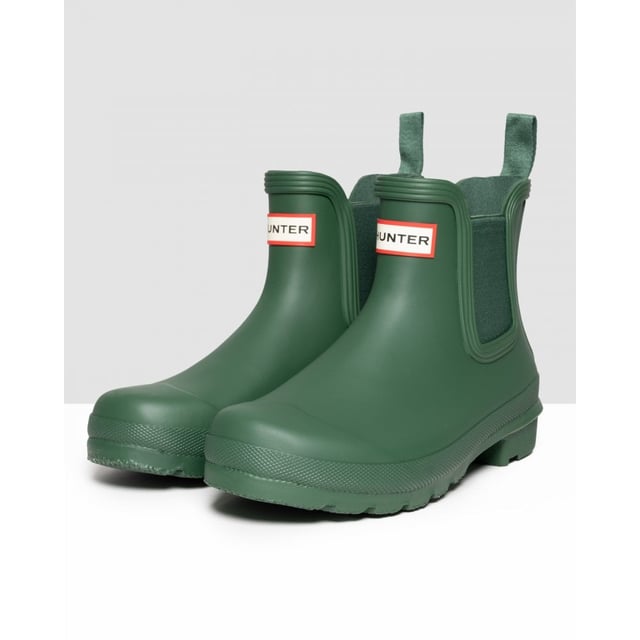 Botines chelsea originales Hunter de mujer en color verde, fabricados con goma y suela de goma. Características: impermeable, acabado mate, forro textil y caucho natural.