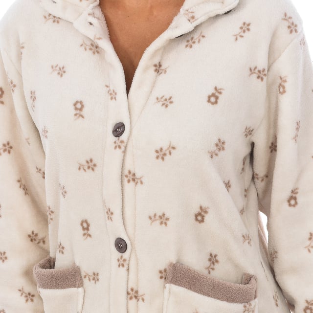 Winterjas voor dames van het merk Blanca Hernandez.
 Beige-bruine bloemen
 Knoopsluiting
 Twee zakken aan de zijkanten.
 Lange mouw.
 Naden in toon zichtbaar.

 Samenstelling: 100% polyester

 Wassen op maximum temperatuur 30º.
 Niet bleken.
 Niet chemisch reinigen.
 ondersteunt strijken
 Er mag geen droger in.