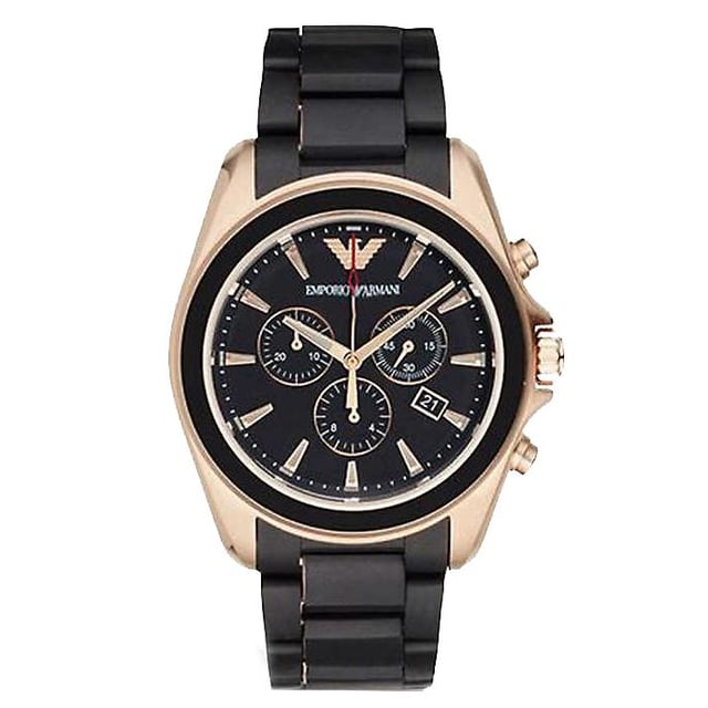 Emporio Armani is een mooi, interessant en goed gemaakt horloge dat past bij de behoeften van elke klant. Het beschikt over een roségoudkleurige roestvrijstalen kast met een zwarte rubberen band. Vaste roségoudkleurige rand met een zwarte topring. Zwarte wijzerplaat met lichtgevende roségoudkleurige wijzers en indexuurmarkeringen. Een batterij met een lange levensduur. Een betrouwbare gesp zorgt ervoor dat uw horloge veilig om uw pols blijft zitten tijdens buitenactiviteiten. 45 mm breed
